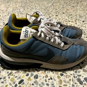 Men’s Nike Air Max Pre-Day. Really comfortable sneakers in used good condition.